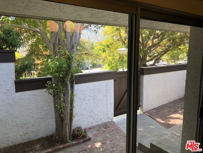 Building Photo - 1588 Palisades Dr