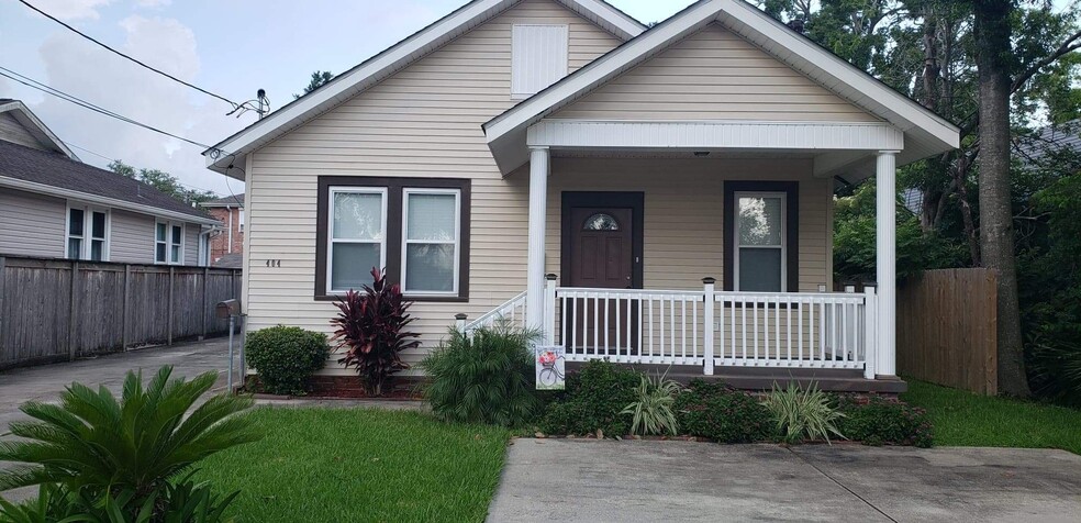 Primary Photo - 404 Radiance Ave