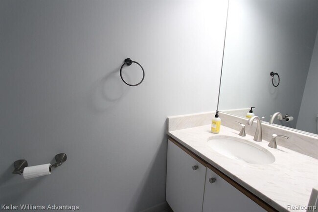 Building Photo - 41498 Cornell Dr