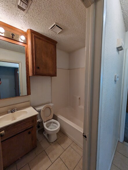 Building Photo - 933 Edwards St