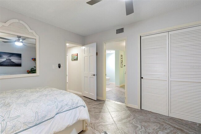 Building Photo - 6500 Sunset Way