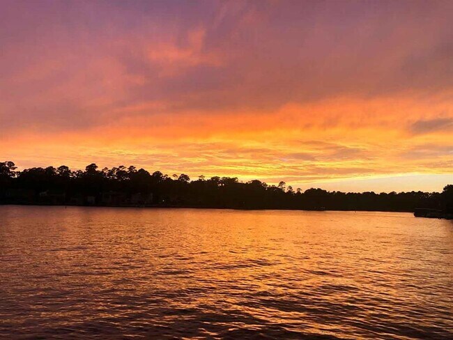 Building Photo - 801 River Rd