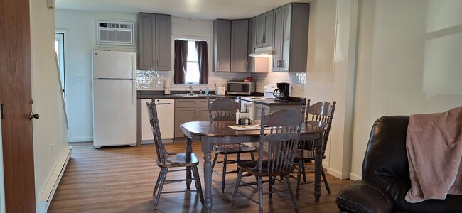 Building Photo - Newly Redone 2 Bed/1 Bath Apartment in Eli...