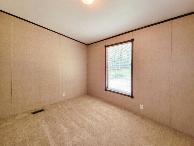 Building Photo - Cozy and Adorable home 4 bedroom 2 bath ho...
