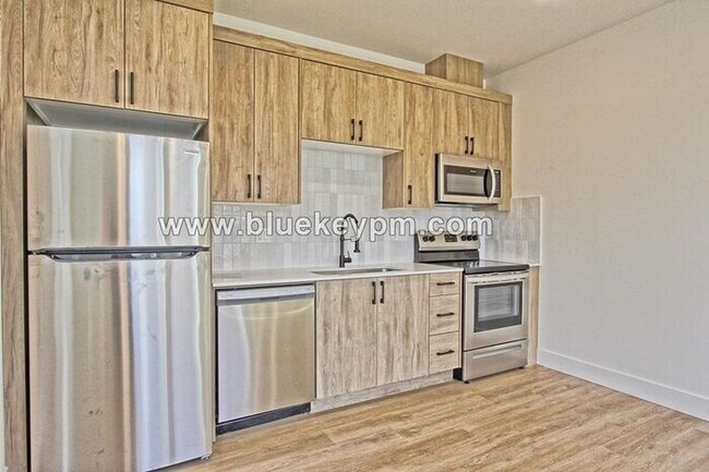 Building Photo - 1526-B: 2 Bed, 2.5 Bathroom Townhome with ...