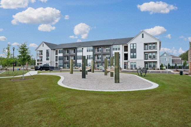 Building Photo - 331 Pickwick Dr