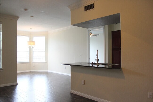 Building Photo - 7575 Kirby Dr
