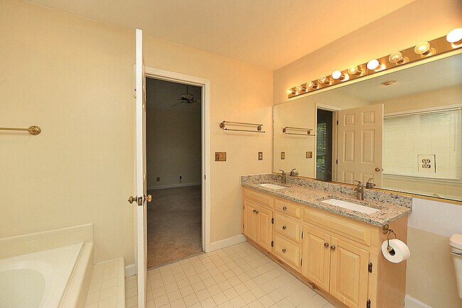 Building Photo - 212 Lakeshore Dr