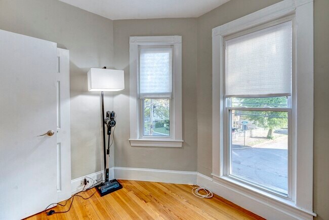 Building Photo - 90 Safford St