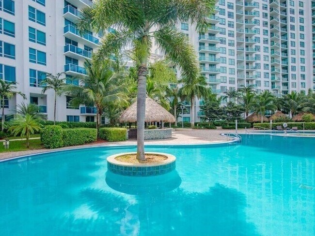 Building Photo - 2  Bedroom 2 baths Unfurnished Luxury Condo in Sunrise, Florida - Great Rental Price!