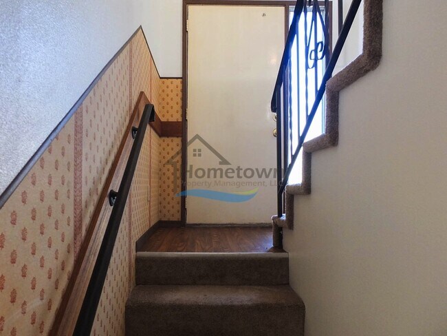 Building Photo - Spacious 4 Bedroom Home with Fenced Backyard & Garage