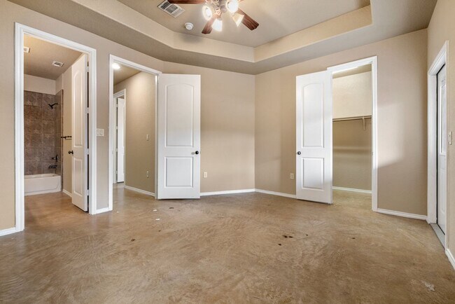 Building Photo - 3 BEDROOM DUPLEX LOCATED IN NEW BRAUNFELS, TEXAS!