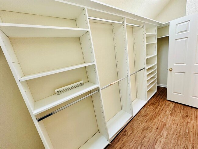 Building Photo - 6514 Clairmont Dr