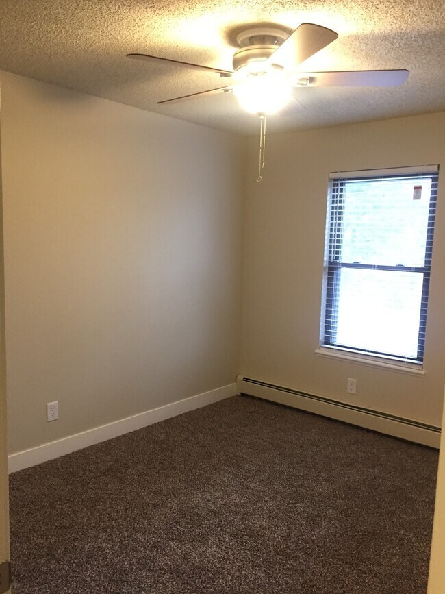 Building Photo - Updated 2 Bedroom Townhome for Rent in Loveland: Shared Garage, Patio, Washer/Dryer Hookups
