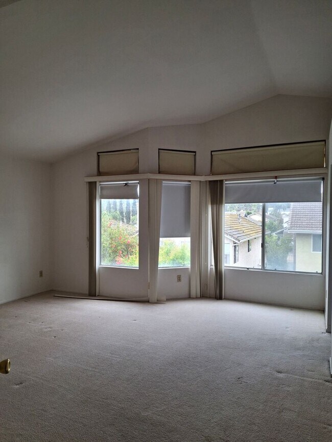 Building Photo - RECENTLY REDUCED! Beautifully Remodeled 4-Bedroom, 3-Bath w/ 2 Car-Garage and Central AC/Heat! MU...