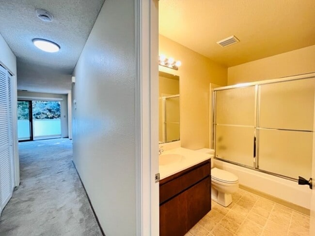 Building Photo - Move-In Ready, 2BD/2BA, Upper-Level, Singl...