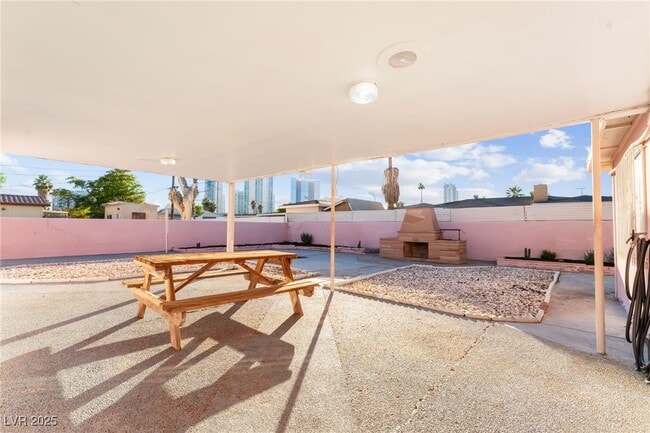 Building Photo - 2112 S Van Patten Pl