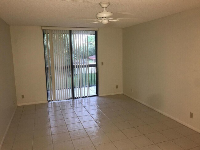 Building Photo - 733 SE 1st Way