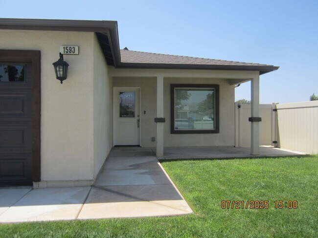 Building Photo - Immaculate Single Story Like New