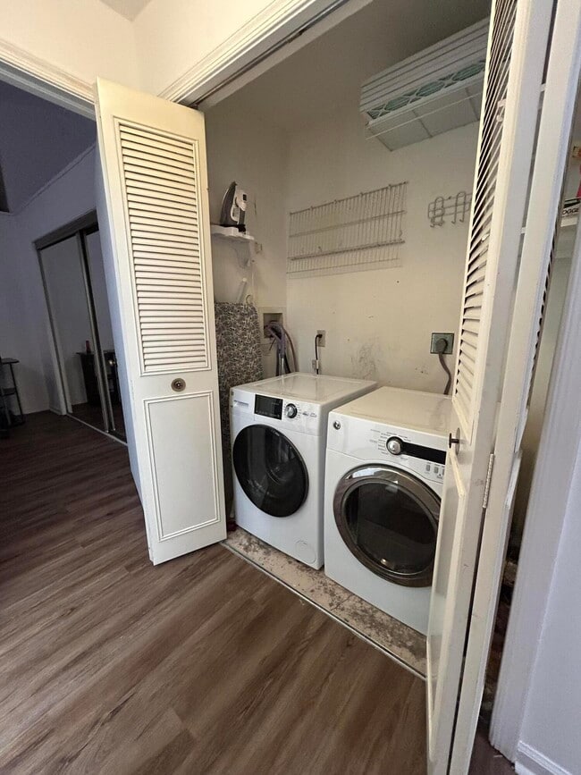 Building Photo - 1593 Hawthorne Pl