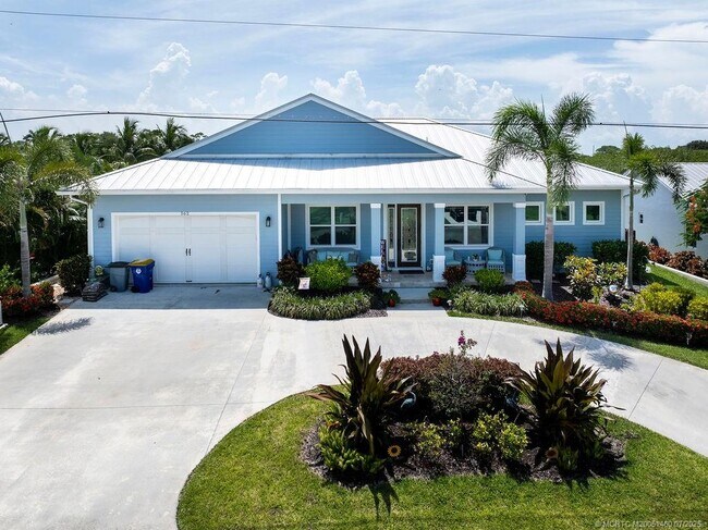 Building Photo - 562 SW Pine Tree Ln