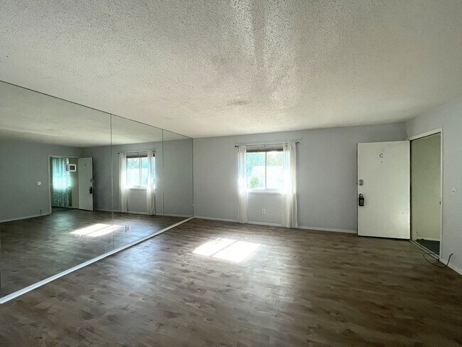 Building Photo - 1 Bedroom Condo In Cedar Lakes Estates!! H...