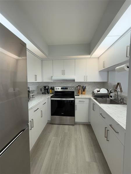 Building Photo - 12850 SW 4th Ct