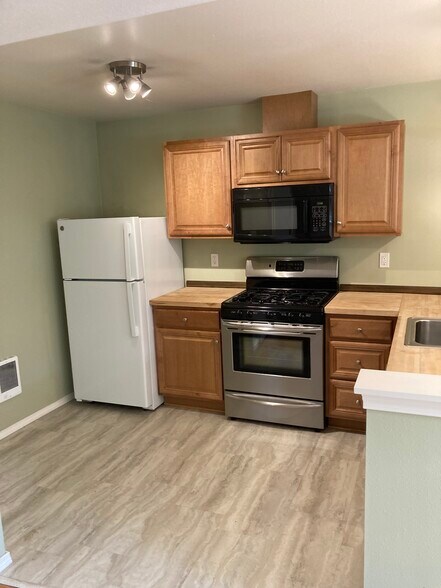 Kitchen - 8208 NE 115th Way