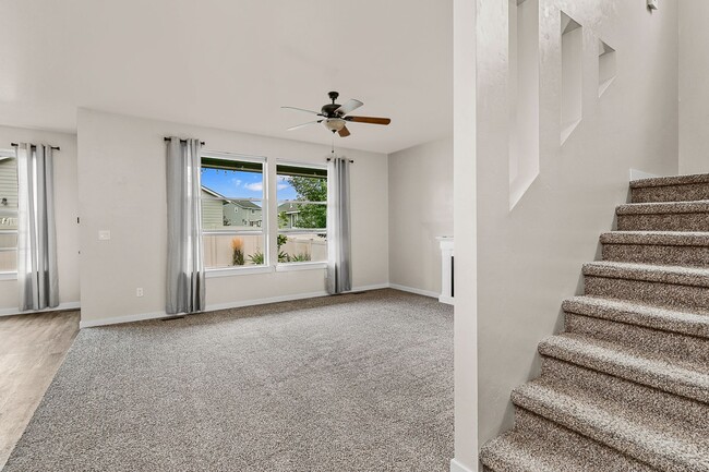 Building Photo - Beautiful 5bd/2.5ba, 3-car Tandem Garage H...