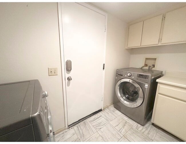 Building Photo - 19852 E Round Hill Ln