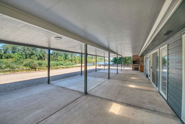 Building Photo - 39601 Santiam Bluffs Rd NE