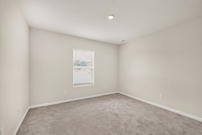 Building Photo - 2905 Shasta Dr