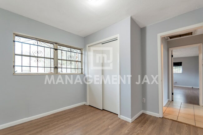 Building Photo - 1464 W 6th St