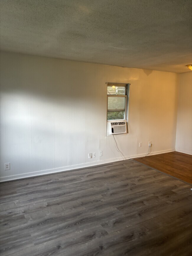 Building Photo - 1738 N Poplar Ave
