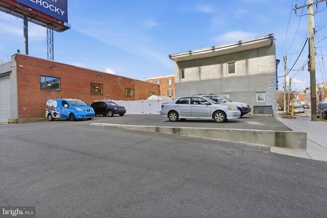 Building Photo - 2724 E Somerset St