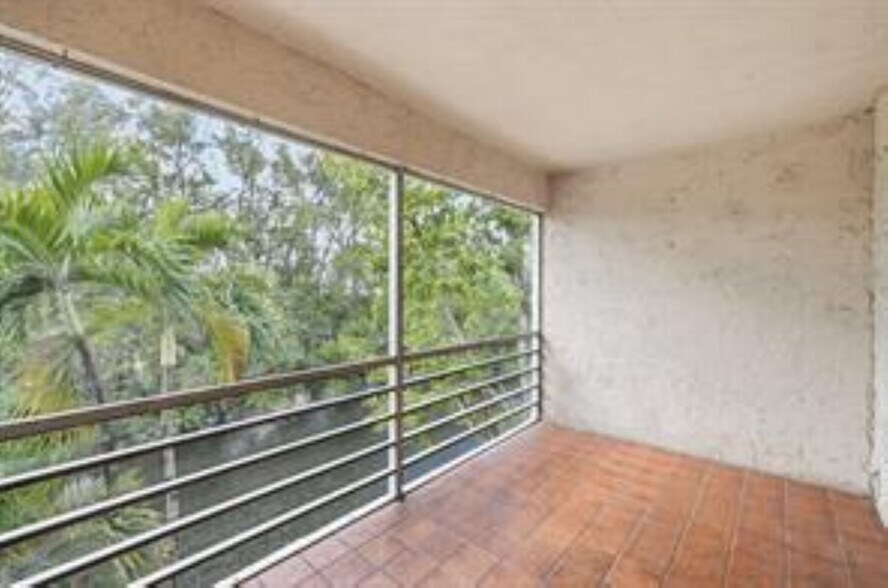 Building Photo - 1400 NE 57th St