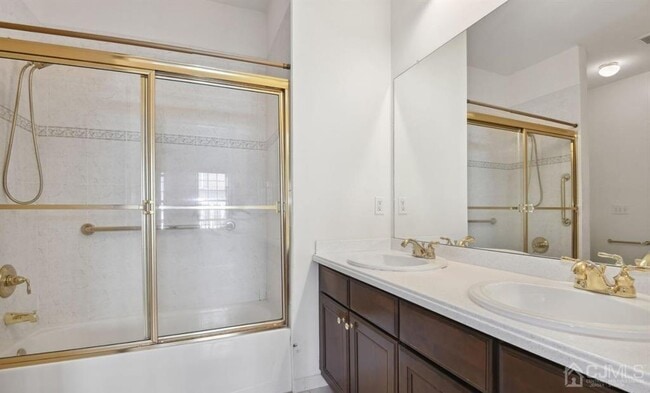 Building Photo - 24 Roosevelt Ave