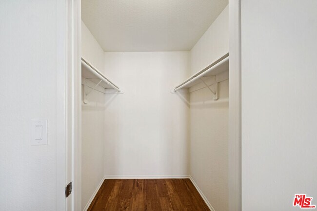 Building Photo - 870 Crenshaw Blvd