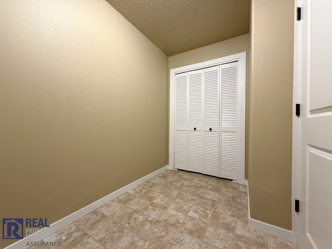 Building Photo - MOVE-IN SPECIAL - Spacious 2BR Townhome with Garage Parking in Prime Beaverton Location!