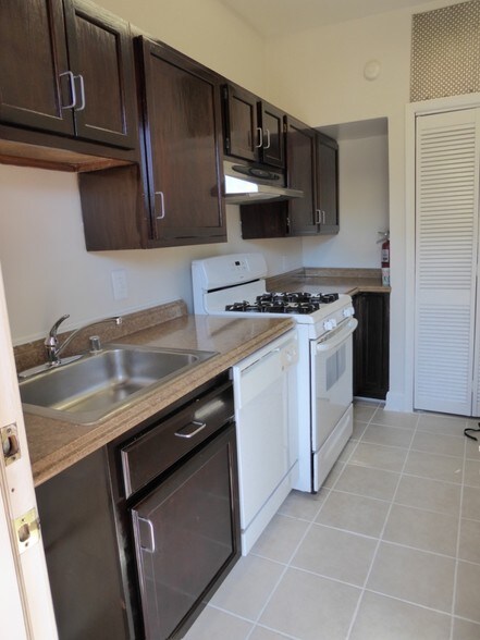 Building Photo - 527 9th St NE