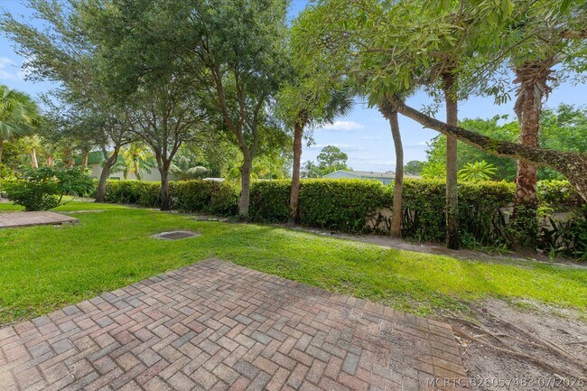 Building Photo - 402 Seminole Palms Dr