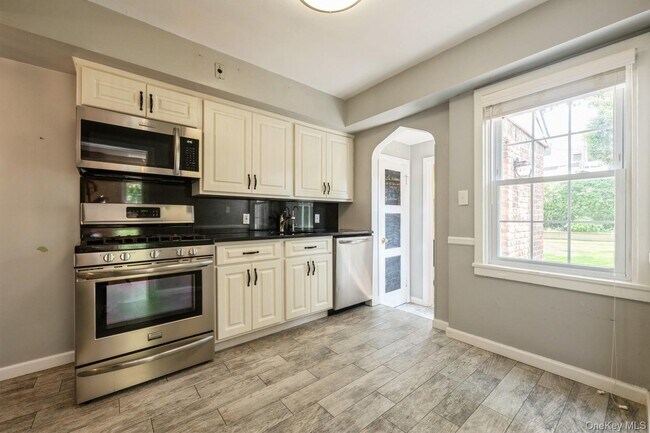 Building Photo - 212 Fernwood Terrace