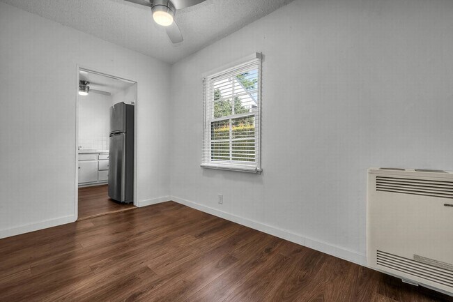 Building Photo - Excellent WeHo Location!