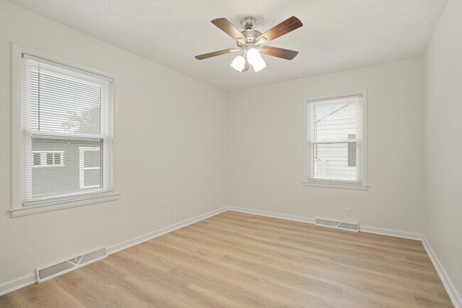 Building Photo - 1003 E Hopkins Dr