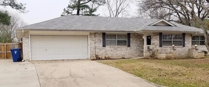 Building Photo - 111 Shamrock Dr