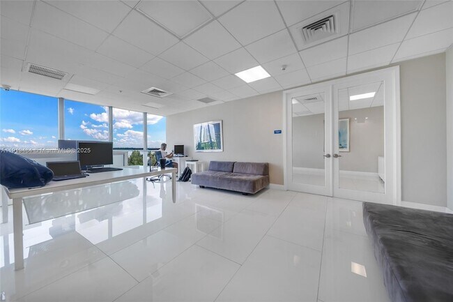 Building Photo - 601 NE 36th St