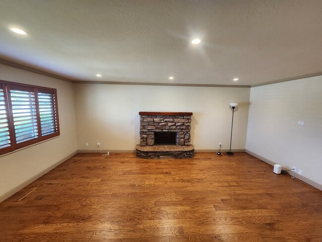 Building Photo - 1231 Padre Dr