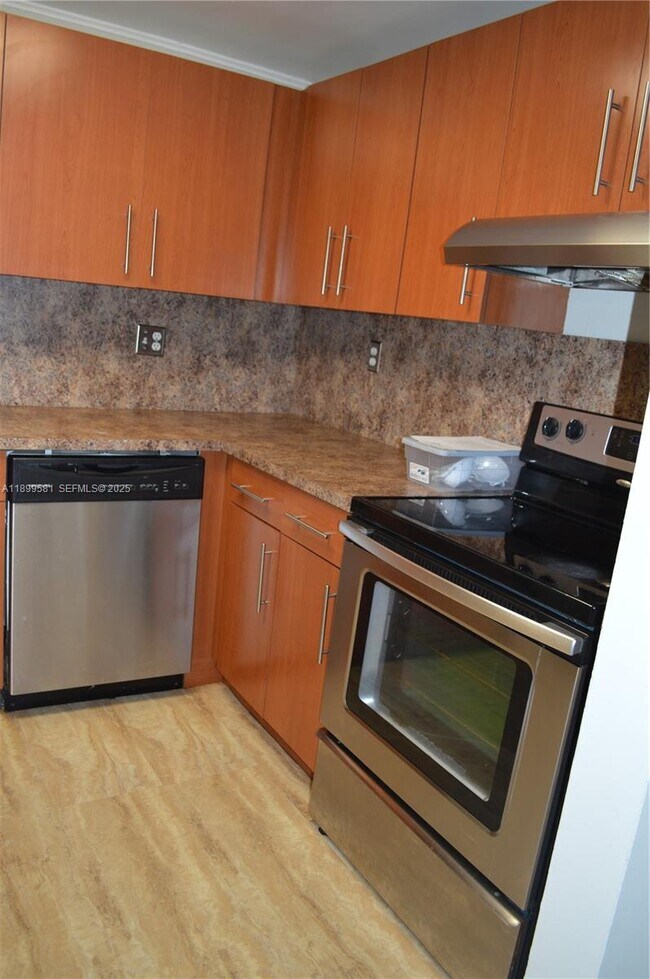 Building Photo - 303 Racquet Club Rd