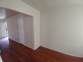 Building Photo - 418 E Freeland St