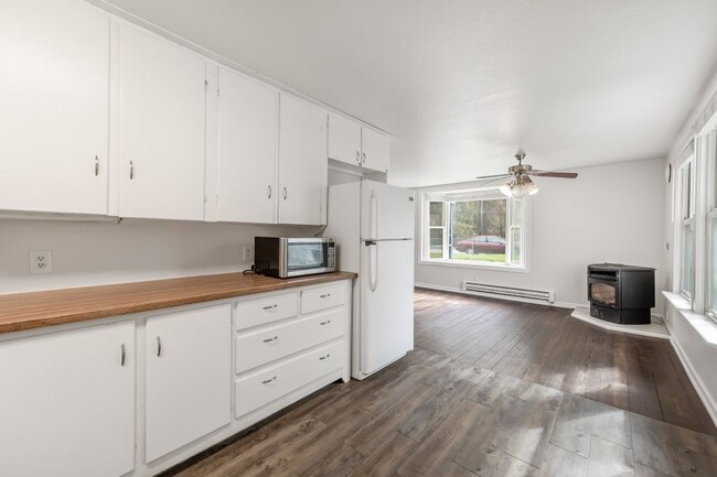 Building Photo - Central CDA rancher 2 bed 1 bath with 2 ca...